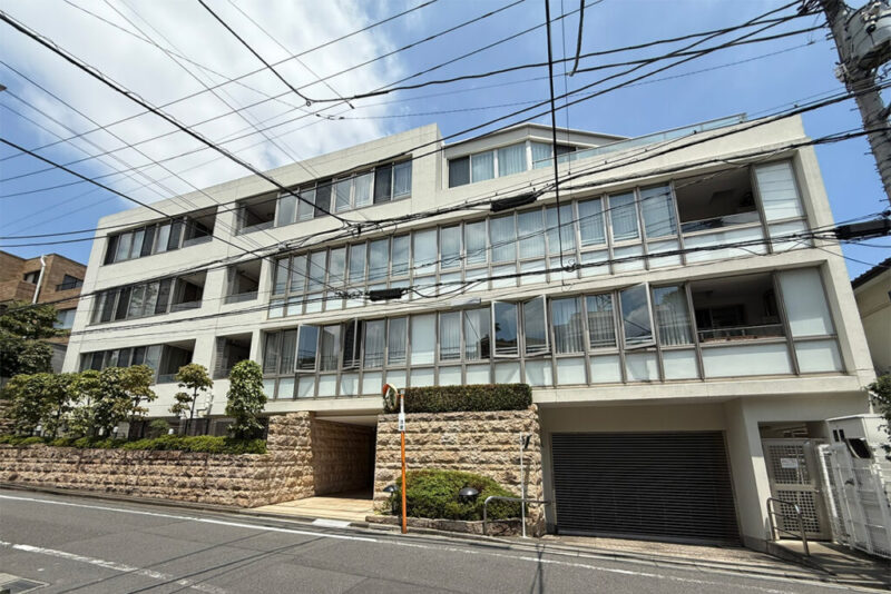 【外観】意匠性の高い大きな窓を配した、端正なフォルムの邸宅感が魅力の外観。2006年2月築、三菱地所ホーム施工、三菱地所旧分譲の地上4階建、総戸数21戸の低層レジデンスです。「恵比寿」駅徒歩圏に加え、「白金台」・「目黒」駅も利用できる好立地。JR山手線や東京メトロ南北線など複数路線を使い分けられ、通勤・通学から休日のお出かけまで便利です。「恵比寿ガーデンプレイス」が徒歩5分という恵まれたロケーション。日々の買い物に便利な「マルエツプチ」や「プラチナドン・キホーテ」なども徒歩圏に揃い、暮らしやすさと都心の華やかさを両立できます。身近に教育施設や「厚生中央病院」などの医療機関が揃い、ファミリーにも嬉しい住環境です。「加計塚小学校」のほか、「慶應義塾幼稚舎」も徒歩圏。「自然教育園」など、都心の中で緑に触れられる環境も魅力です。