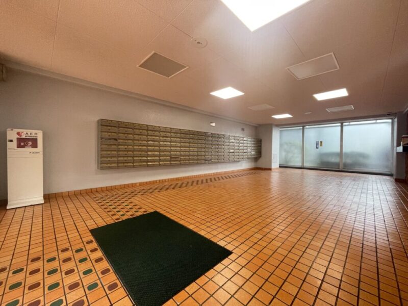 【エントランス】広々としたエントランスです。共用部の清掃も行き届き、管理体制の良さも窺えます。