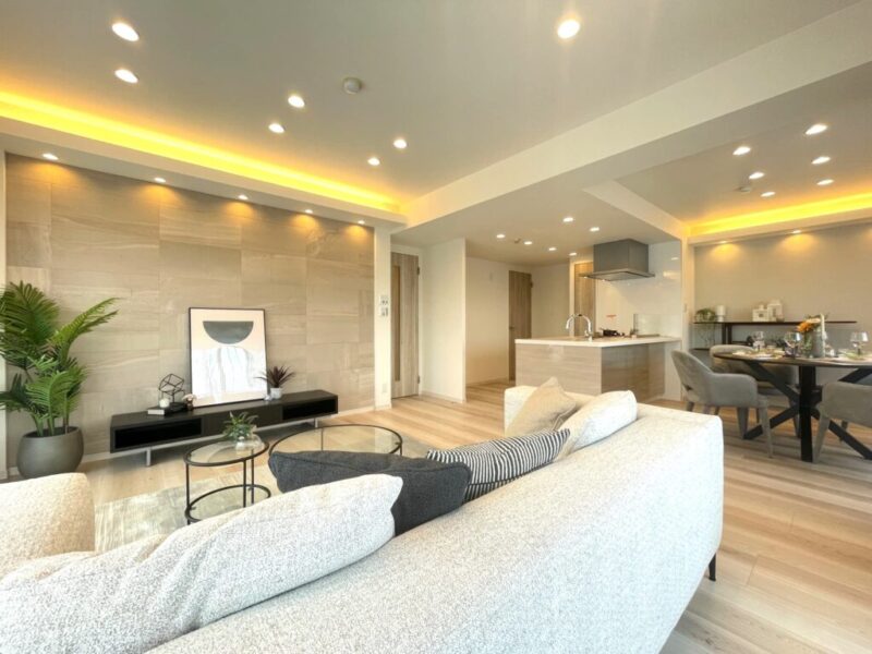【LD:約16.6帖】ホワイトを基調とした内装に、木目の美しいフローリングや建具で、木のぬくもりを感じるナチュラルモダンな雰囲気のリビングダイニングとなっています。