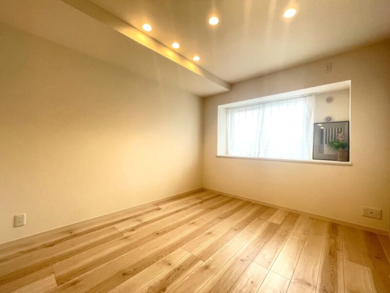 【洋室:約6.2帖】西向きの陽光が注ぎ、過ぎゆくときをゆったり感じられるお部屋です。クローゼットを備え、シングルベッドとデスクのどちらも置ける広さがあるので、お子様のお部屋やワークスペース・書斎などに向いています。