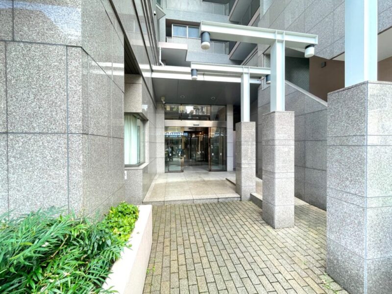 【エントランス】外部の賑わいから一歩入ると、落ち着きのある共用空間へ。都市生活にふさわしい、住まいとしての安心感と品格を感じさせます。オートロック・防犯カメラに加え、宅配ボックスを備えた都市型の暮らしに対応。駅近ならではの利便性と安心感を両立しています。