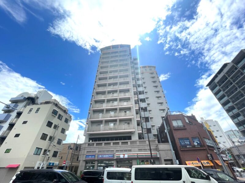 【外観】落ち着いた色合いながら、堂々したフォルムが印象的な駅前立地に映える、存在感のある外観。1998年8月築、前田建設工業施工、藤和不動産旧分譲の地下1階地上14階建、総戸数99戸のアーバンレジデンス。「清澄白河」駅まで徒歩1分という高い交通利便性が魅力です。半蔵門線・大江戸線に加え、「森下」駅の都営新宿線も利用でき、都心各方面へのアクセスに便利です。1階にはコンビニがあり、スーパーやドラッグストアなども至近に位置し、日常使いしやすい店舗が揃い、毎日の買い物も快適です。清澄白河ならではのカフェや飲食店巡りも楽しめます。都心にありながら、名勝として知られる「清澄庭園」を身近に利用できるのが魅力です。緑や水辺に親しみながら、ゆったりとした時間を過ごせます。区立小・中学校も徒歩10分圏内で、近隣にはクリニックや保育施設も揃っていて子育て世帯にも嬉しい住環境です。