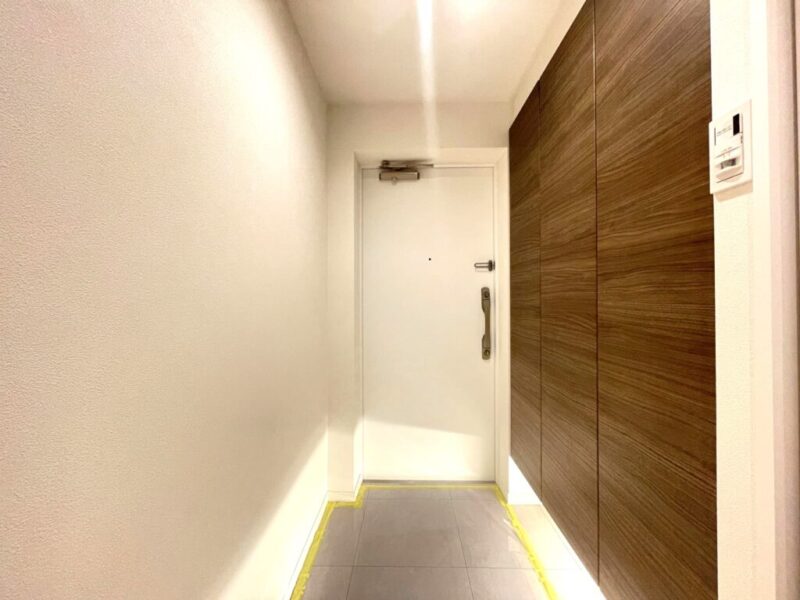【玄関】玄関は落ち着いた雰囲気です。高さのあるシューズクローゼットが設置されており、たっぷりのシューズが収納できます。フロートタイプなので、お掃除もしやすくフットライトで玄関フロアもさらに広く感じられます。