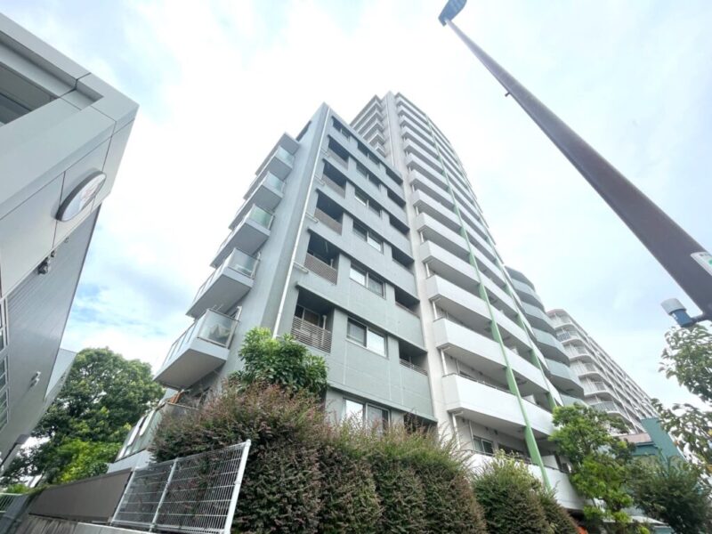 【外観】グレー＆ホワイト配色の堂々としたフォルム。豊かな植栽が建物を彩り、街並みに調和する上品な佇まいです。2004年12月築、大末建設施工、大京旧分譲の地上15階建、総戸数70戸のレジデンス。「東陽町」駅から東西線を利用でき、大手町・日本橋など都心主要エリアへスムーズにアクセス。駅周辺には飲食店や生活利便施設も集まり、オン・オフともに快適です。近隣には商業施設の「東京イースト21」があり、スーパーの「サミット」などが入っていて、日常の買い物に便利。コンビニや飲食店も周辺に点在し、暮らしやすい環境です。「仙台堀川公園」や大型公園「木場公園」が身近にあり、豊かな緑と水辺を日常の中で愉しめます。公園や教育施設が身近にあり、子育て世帯にも心地よい環境が整っています。