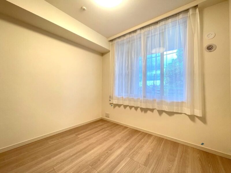 【洋室：約5.0帖】西向きの陽光が注ぎ、過ぎゆくときをゆったり感じられるお部屋です。リビングに隣接しつつ独立性もあるこちらのお部屋は、目が届きやすくお子様のお部屋にもおすすめです。