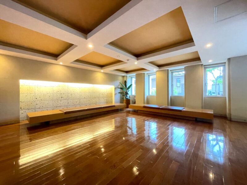 【エントランス】住まいの第一印象を高める、落ち着きと品格を感じさせる共用空間。上用賀の邸宅街にふさわしい雰囲気です。