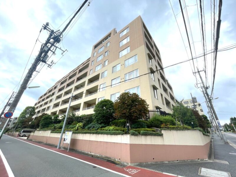 【外観】植栽と調和した上品な配色のタイル張りの外観が魅力。世田谷らしい落ち着きと品格を感じさせる佇まいです。2005年2月築、三井住友建設施工、三井不動産旧分譲の地下1階付地上8階建、総戸数74戸のレジデンス。「用賀」駅と「桜新町」駅の2駅利用可能、田園都市線利用で渋谷方面へのアクセスもスムーズ。都心への通勤・通学はもちろん、二子玉川方面へのショッピングにも便利な交通環境です。周辺には「まいばすけっと」や「オーケー」などが身近にあり、駅周辺の商業施設も利用しやすく、毎日の暮らしを快適にサポートします。上用賀の緑豊かな街並みに加え、「馬事公苑」や「砧公園」などの複数の公園が身近。「関東中央病院」も生活圏にあり、区立小・中学校も徒歩10分圏内で子育て世帯にも嬉しい環境です。