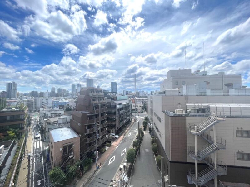 【住戸からの眺望】眼下は道路で、前面の建物まで距離が保たれているので陽光も注ぎ、周辺は高層の建物も少なく開放感もあり、広い空も仰げる眺望です。