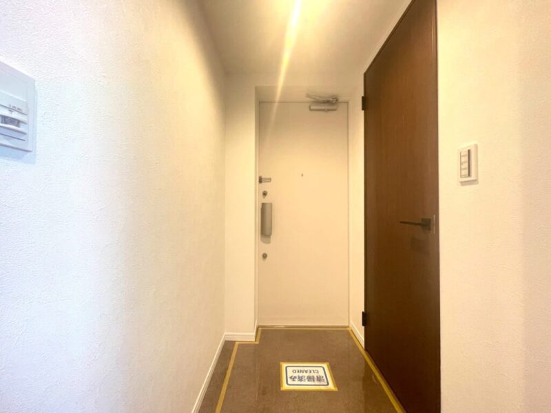 【玄関】落ち着きのある雰囲気で、玄関横にはシューズインクローゼットを備えています。シューズもたっぷり、ベビーカーや傘立ても収納でき、玄関フロアもすっきりご利用頂けます。