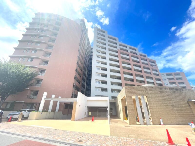 【外観】暖色系の配色デザイン、重厚感のあるタイル張りの野村不動産「プラウド」シリーズならではの洗練された佇まい。大規模ならではの存在感も魅力。2005年1月築、大林組東京本社一級建築士事務所設計、大林組施工、野村不動産旧分譲の地下1階地上15階建、総戸数278戸のビッグコミュニティ。東武東上線「北池袋」駅・JR埼京線「板橋」駅、都営三田線「新板橋」駅も利用でき、複数路線を使い分けられる便利な立地です。駅周辺を中心にスーパーや飲食店、各種店舗が点在。さらに池袋エリアの豊富な商業施設も利用でき、日常から休日まで快適に過ごせます。小学校が至近に位置し、周辺には公園や図書館なども整っています。「豊島区立上池袋図書館」も徒歩圏にあり、子育て世帯にも暮らしやすい立地です。