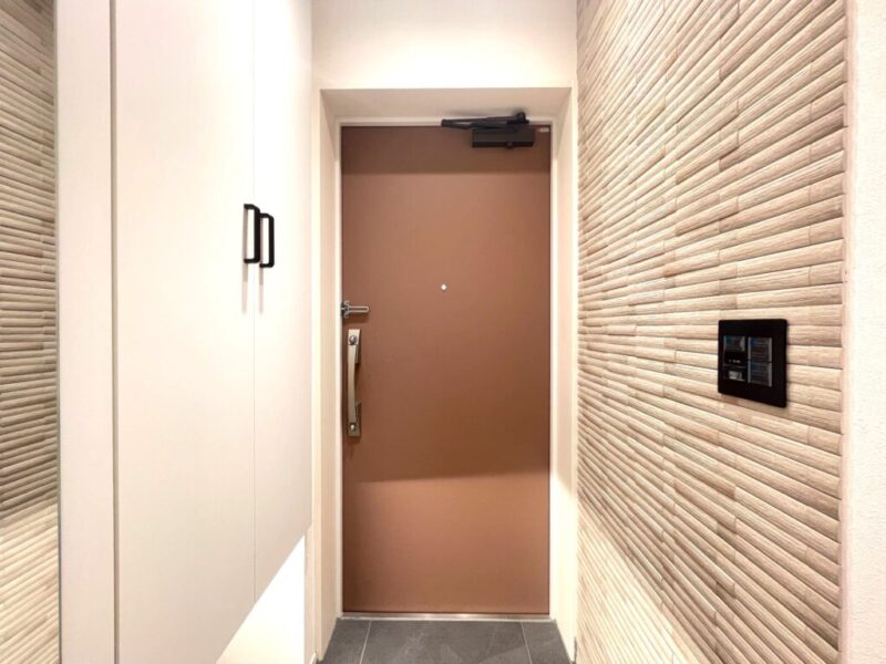 【玄関】玄関は落ち着いた雰囲気です。高さのあるシューズクローゼットが設置されており、たっぷりのシューズが収納できます。フロートタイプなので、お掃除もしやすくフットライトで玄関フロアもさらに広く感じられます。壁の1面にはエコカラットが採用されており、デザイン性だけでなく、快適な湿度に保とうとする調湿・消臭・有害物質低減機能が兼ね備わっています。