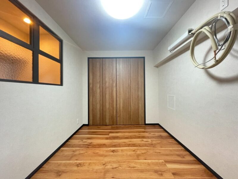 【洋室:約5.0帖】リビングに隣接しつつ独立性もあるこちらのお部屋は、室内窓もあり目が届きやすくお子様のお部屋にもおすすめです。クローゼットも備えています。