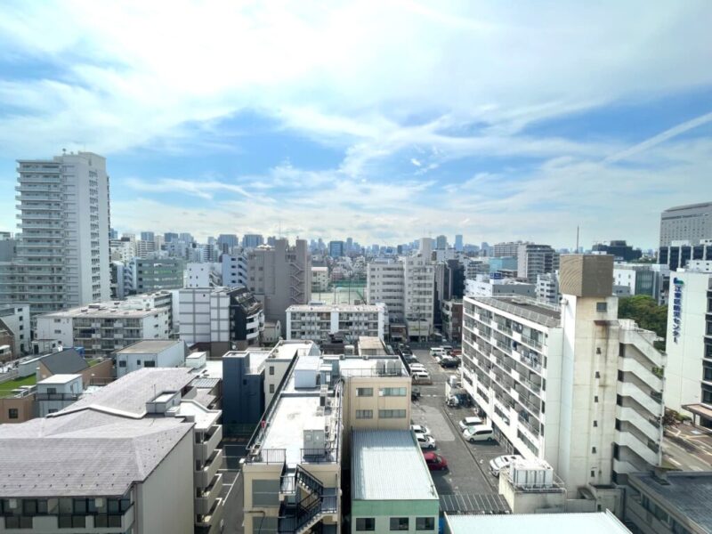 【住戸からの眺望】眼下は道路で、前面の建物まで距離が保たれているので陽光も注ぎ、周辺は低層の建物も多く抜けや開放感もあり、広い空も仰げる眺望です。