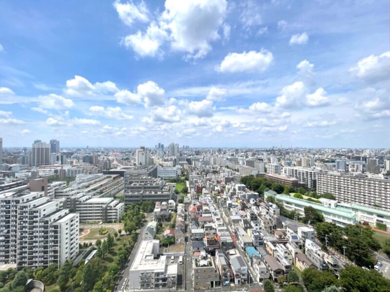 【住戸からの眺望】都会的な景色ながら、遠くまで抜けており、開放感たっぷりの圧巻のパノラマビューです。夜には、一面に広がる都心の明かりがより一層美しく、煌びやかな夜景が望めます。