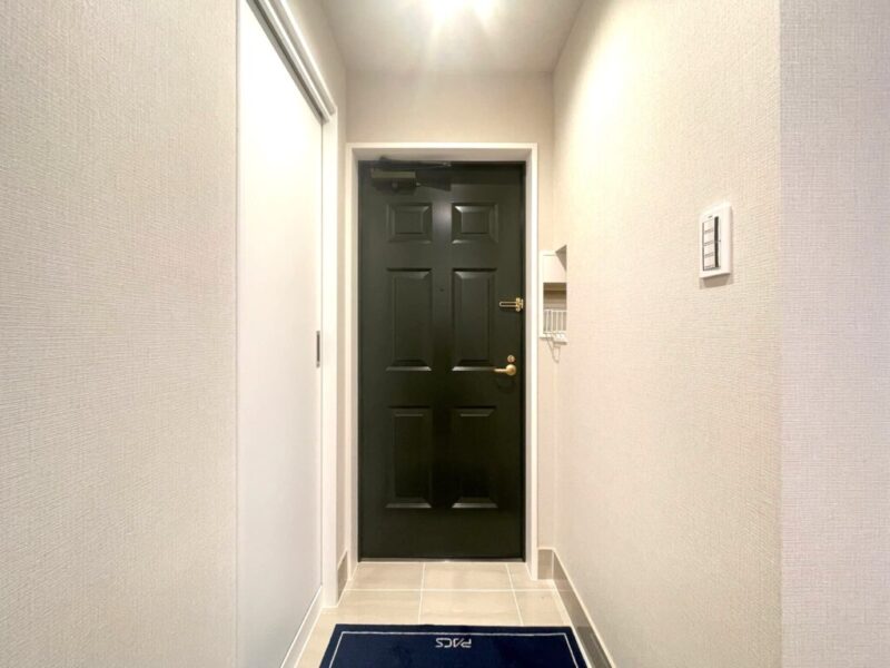【玄関】落ち着きのある雰囲気で、玄関横にはシューズインクローゼットを備えています。シューズもたっぷり、ベビーカーや傘立ても収納でき、玄関フロアもすっきりご利用頂けます。