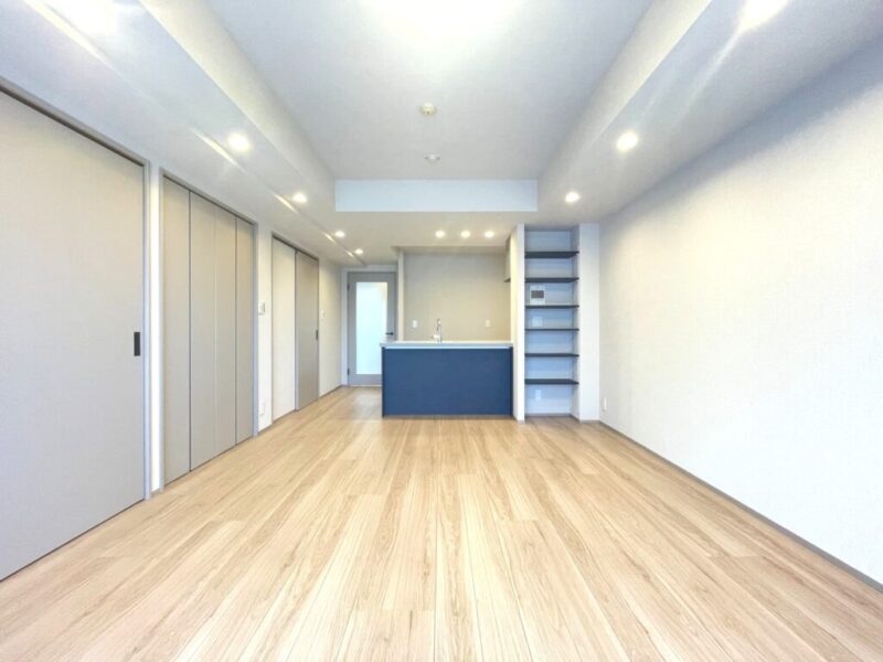 【LDK:約15.6帖】リビングとダイニングを分けて利用でき、家具のレイアウトもしやすい間取りです。大きなソファや大型テレビを置いてもゆとりがある広さです。