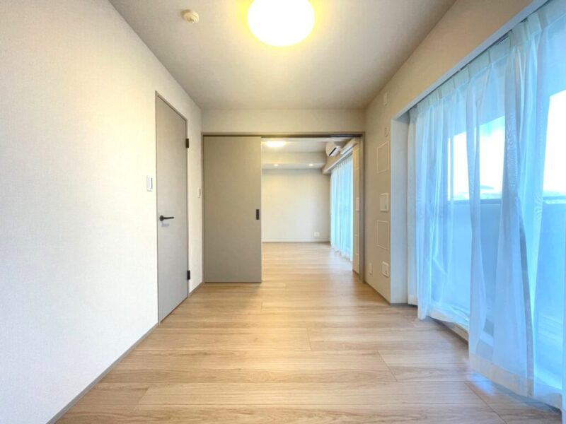 【洋室:約5.7帖】南東向きの採光が注ぎ、陽当たりが心地の良い洋室です。隣接するリビングの引き戸を閉じればプライベートスペースに、全開にするとリビング拡張空間となり、開放感や採光、風通りが倍増し、広々とフレキシブルに活用できます。ウォークインクローゼットを備えています。