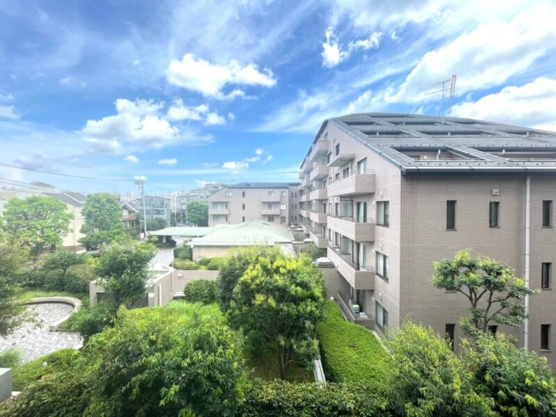 【住戸からの眺望】広い空のブルーと豊富なグリーンのコントラストが美しい開放感のある眺望です。