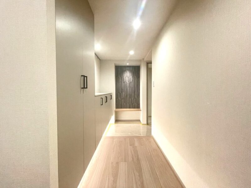 【玄関】玄関は、落ち着きのある上品な雰囲気です。ベンチとしてや飾り棚としてなどに利用できるニッチやカウンター付きのシューズクローゼットを備えており、お好みの物を置いて玄関の空間演出が愉しめます。フロートタイプなので、お掃除もしやすくフットライトで玄関フロアがさらに広く感じます。