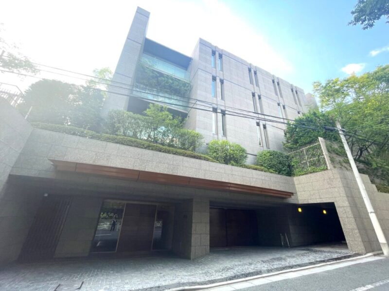 【外観】南平台の邸宅街に調和する、重厚感と品格を備えた都心の隠れ家的な邸宅です。2008年4月築、東急建設施工、有楽土地旧分譲の地下1階地上4階建、総戸数43戸、プレミアム低層レジデンスです。「渋谷」駅を中心に、神泉・代官山も徒歩圏内。山手線や井の頭線、東横線などを利用でき、通勤・通学はもちろん、ショッピングや外食にも便利です。渋谷の豊富な商業施設を生活圏に収めながら、代官山・神泉の落ち着いたショップやレストランも身近。都心ならではの高い生活利便性を享受できます。スーパー、ドラッグストア、飲食店も充実し、日常の買い物から休日の時間まで楽しめます。周辺には代官山方面の緑や公園が点在し、都心にいながら自然を身近に感じられます。教育施設や医療機関も渋谷エリアに揃い、暮らしを支える環境が整っています。