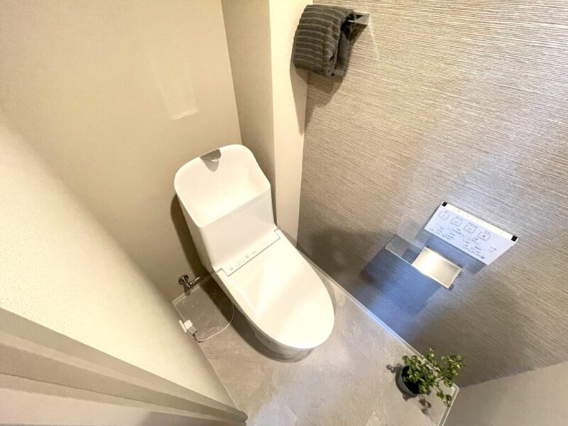 【トイレ】すっきりとしたデザインで清潔感があり、落ち着ける空間。トイレは温水洗浄機能付きです。