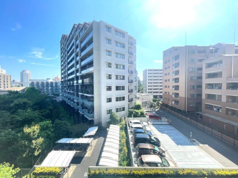 【住戸からの眺望】前面の建物まで距離が保たれているので陽光も注ぎ、緑もあり広い空を仰げる爽快な眺望です。