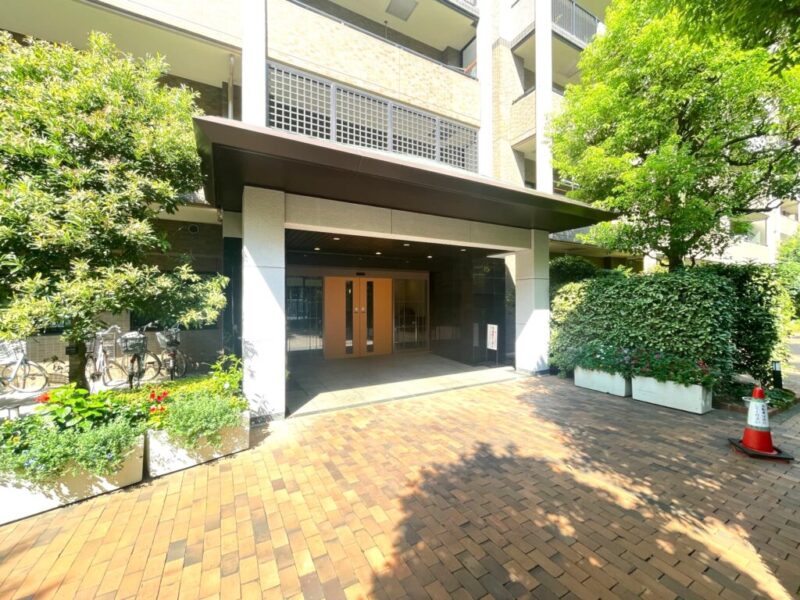 【エントランス】重厚感のあるキャノピーとタイル貼りの住まう方を優雅に迎える上質なエントランス。落ち着いた雰囲気が日常に特別感を演出します。オートロックや防犯カメラを備えた安心のセキュリティ体制。宅配ボックスもあり、不在時の荷物受け取りにも便利です。