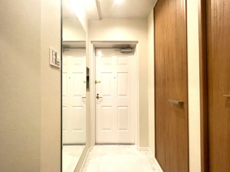 【玄関】落ち着きのある雰囲気で、玄関横にはマルチウォークインクローゼットを備えています。アウターを掛けたり、シューズもたっぷり、ベビーカーや傘立ても収納でき、玄関フロアもすっきりご利用頂けます。反対側には、姿見も付いていて、お出掛け前の身だしなみチェックもでき、玄関をさらに一回り広く感じさせます。
