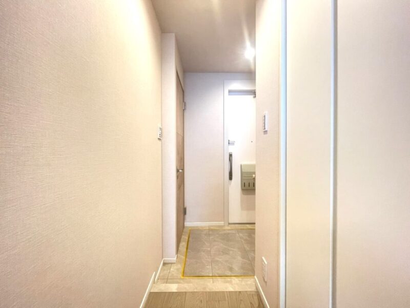 【玄関】落ち着きのある雰囲気で、玄関横にはシューズインクローゼットを備えています。シューズもたっぷり、ベビーカーや傘立ても収納でき、玄関フロアもすっきりご利用頂けます。人感センサー付きで節電にもなり、帰宅時には、暗い室内のスイッチを探すことなく、明るい玄関がお出迎えしてくれます。
