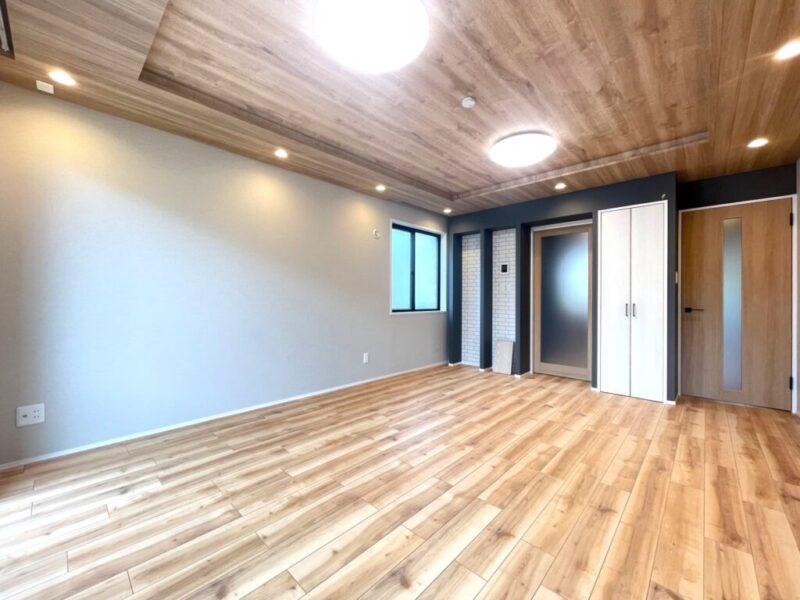 【LD:約11.3帖】グレイッシュな内装に、木目の美しいフローリングや天井・建具で、木のぬくもりを感じるナチュラルモダンな雰囲気のリビングダイニングとなっています。