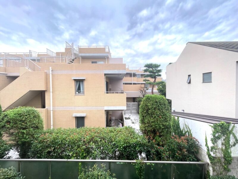 【住戸からの眺望】周囲は低層の建物も多く、広い空と緑豊かな癒される眺望。プライベート空間で至福のひとときを満喫できます。