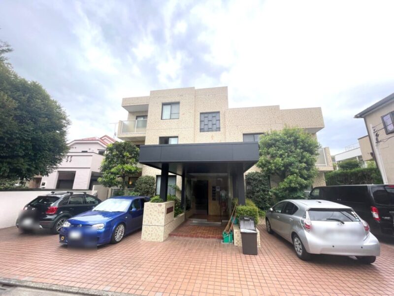 【外観】第一種低層住居専用地域の落ち着いた住宅街に調和する、タイル張りの重厚感漂う端正なフォルム。周囲の街並みに馴染む穏やかな佇まいのヴィンテージマンション。1981年8月築、熊谷組施工、大蔵屋旧分譲の地上3階建、総戸数5戸の低層レジデンスです。「久我山」駅徒歩7分の駅近立地に加え、「富士見ヶ丘」駅も徒歩10分で利用可能です。通勤・通学はもちろん、都心方面へのお出かけにも便利な交通環境です。「久我山」駅周辺にはコンビニやドラッグストアなど日常の買い物に便利な店舗が揃っています。駅前の生活利便性を身近に享受でき、毎日の暮らしを快適にサポートします。「久我山東児童遊園」に隣接し、少し足を延ばせば「高井戸公園」もあり、身近に緑を感じられる住環境です。「久我山小学校」も徒歩圏で子育て世帯にも魅力的なロケーションです。また乗り降りや入出庫しやすい敷地内の平置き駐車場です。ハイルーフ車もゆとりを持って駐車する事ができます。