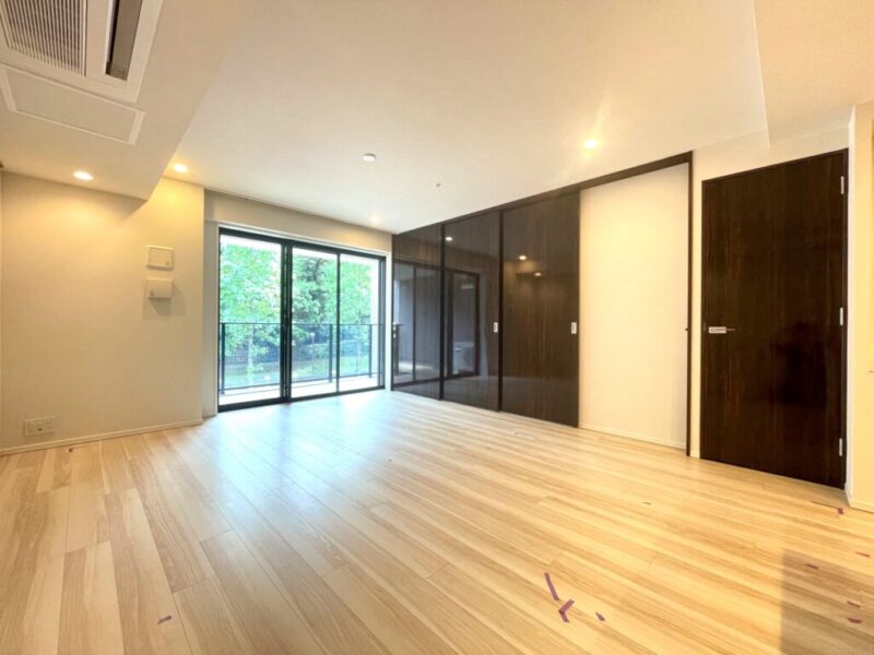 【LDK：約16.8帖】グリーンビューの南東向きの採光があり、採光があり陽当たりが良く、開放感や暖か味のある雰囲気は快適で、家族でゆったり寛げる居心地の良いリビングダイニングです。