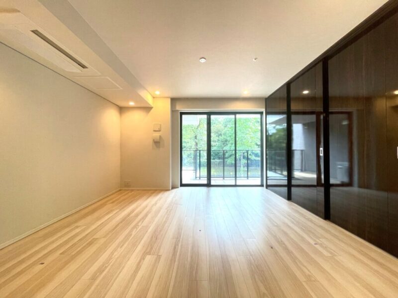 【LDK：約16.8帖】ビルトインエアコン、天井埋め込み型カーテンレール、ダウンライトは開放感があり、空間がすっきりしていてインテリアを引き立てます。