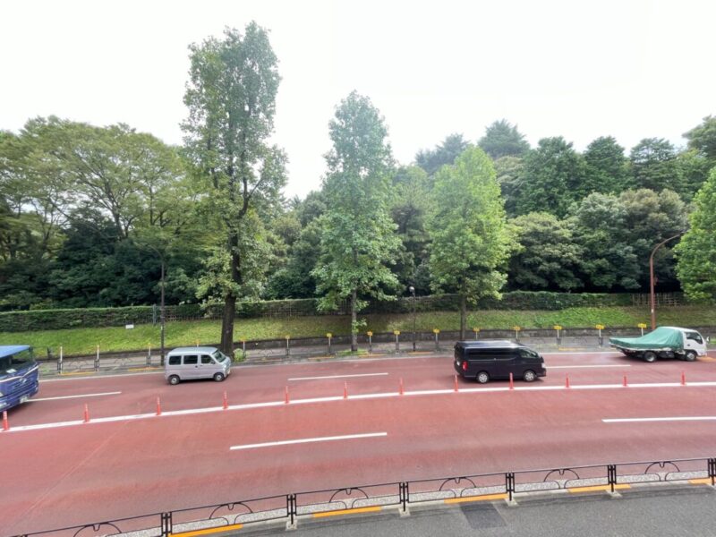 【住戸からの眺望】空も広く仰げ、赤坂御用地のグリーン借景が広がる心地の良い風景です。