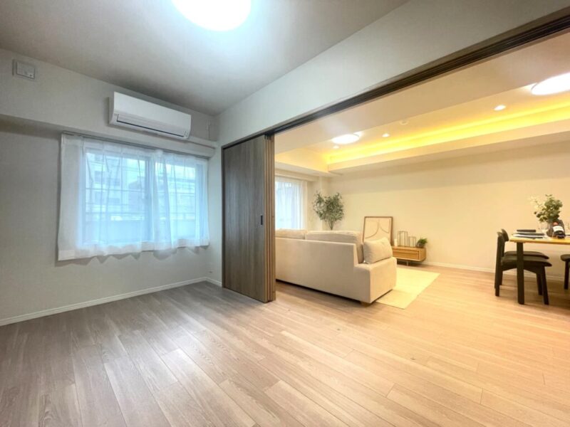 【洋室：約5.5帖】朝の陽光も感じられる南東向きの陽当たり良好な洋室。リビングに隣接した引き戸の開閉によりプライベートスペース、または拡張空間となり、開放感や採光、風通りが倍増し、広々とフレキシブルに活用できます。リビングから目が届きやすく、小さなお子様のプレイルームとしてもおすすめのお部屋です。容量たっぷりのウォークスルークローゼットも備えています。