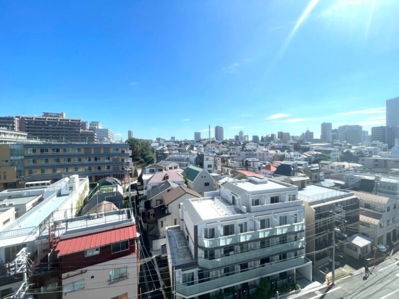 【住戸からの眺望】周辺は低層の建物が多く遠くまで抜けていて、空色の移ろいも感じられるパノラマビュー。