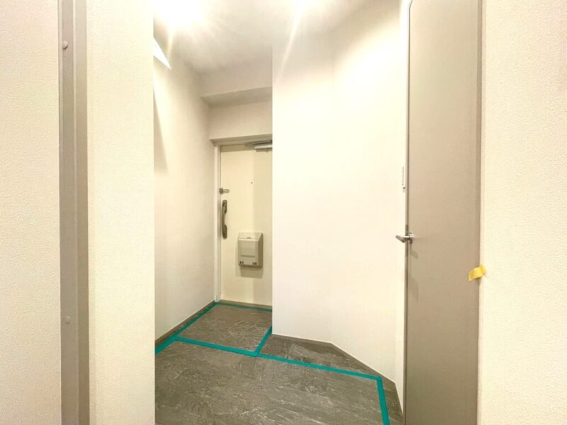 【玄関】落ち着きのある雰囲気で、玄関横にはシューズインクローゼットを備えています。シューズもたっぷり、ベビーカーや傘立ても収納でき、玄関フロアもすっきりご利用頂けます。