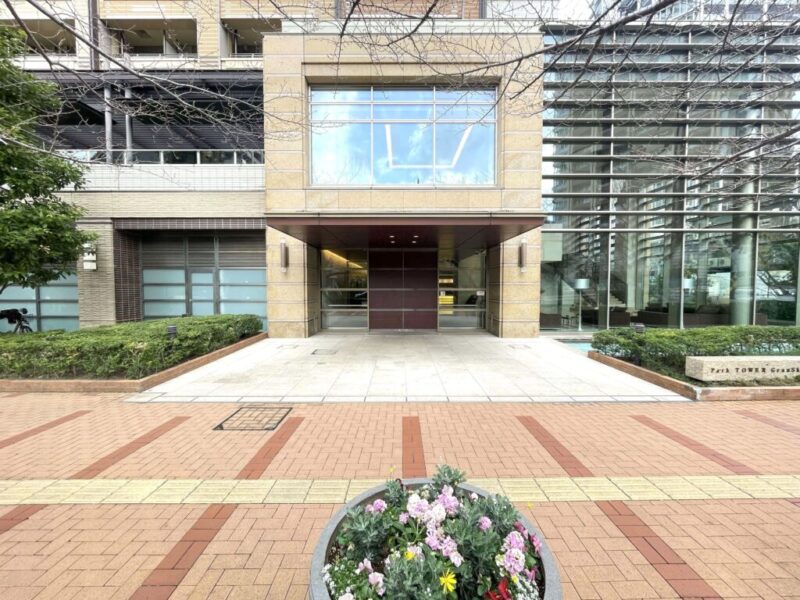 【エントランス】手入れの行き届いた植栽を両脇に、重厚感のあるキャノピーを構えるエントランスです。オートロックや防犯カメラを備え、24時間対応の安心のセキュリティ体制です。宅配ボックスがあり、忙しい日常をしっかりサポートします。コンシェルジュサービスをはじめ、タワーならではの共用施設が充実しています。快適で上質な都市生活を支えます。