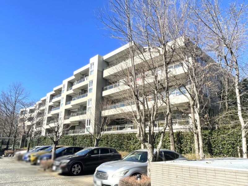 【外観】緑豊かな成城の街並みに調和する、落ち着きと品格を備えた外観。大規模コミュニティならではの存在感も魅力です。2003年3月築、三井建設施工、三井不動産旧分譲の地下1階地上5階建、総戸数387戸のレジデンス。小田急線「成城学園前」駅・「喜多見」駅を利用可能。成城学園前駅からは小田急線で新宿方面へアクセスでき、駅前の商業施設と合わせて快適な都市生活を支えます。駅前の「成城コルティ」をはじめ、「成城石井 成城店」や「Odakyu OX 成城店」など、多彩な買い物施設を利用できます。毎日の食材調達から生活用品まで身近で揃えやすい立地です。「野川緑地広場」や「成城四丁目緑地」など、身近に緑を感じられるスポットが充実。「国分寺崖線」の豊かな自然にも恵まれ、散策や子育てにも嬉しい環境です。