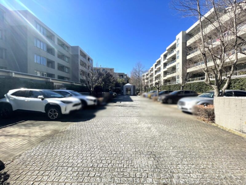 【駐車場】乗り降りや入出庫しやすい敷地内の平置き駐車場です。ハイルーフ車もゆとりを持って駐車する事ができます。