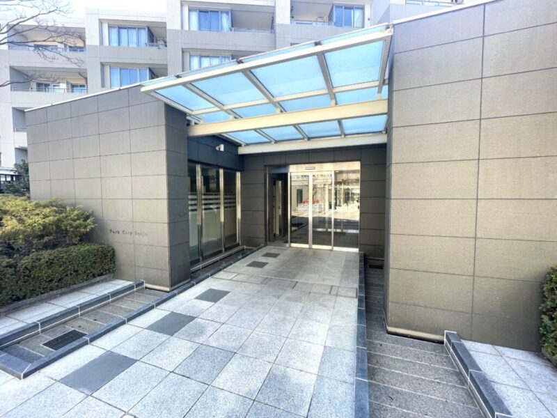 【エントランス】低層レジデンスらしい穏やかな雰囲気と、ゆとりあるアプローチが魅力。成城の街並みにふさわしい、落ち着いたエントランス。オートロックを備え、住まいの安心感に配慮したセキュリティ。宅配ボックスも設置され、外出中の荷物の受け取りにも便利です。管理体制にも配慮された大規模コミュニティです。
