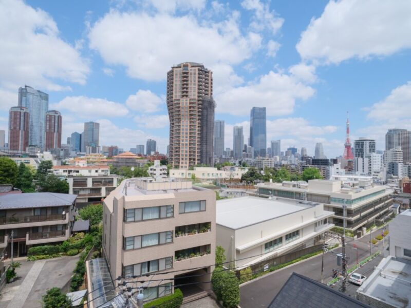 【住戸からの眺望】麻布仙台坂の高台からの景色は開放感があり、麻布台ヒルズ・六本木ヒルズや東京タワーなど、自邸から周辺のシンボルタワーが一望できる贅沢な眺望です。