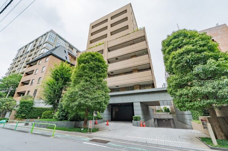 【外観】重厚感のあるタイル貼りの外観が番町の街並みに調和し、格調高い存在感を演出するレジデンスです。2003年9月築、大林組施工、興和不動産旧分譲の地下2階地上13階建、総戸数68戸のハイグレードレジデンス。「半蔵門」駅をはじめ、「市ケ谷」駅・「麹町」駅が徒歩圏内。通勤・通学はもちろん、都心各方面への移動がスムーズな交通利便性を備えています。生活利便施設が身近に充実し、金融機関や郵便局も利用しやすい立地。都心にありながら落ち着いて暮らせる住環境です。「千鳥ヶ淵」や「北の丸公園」など皇居周辺の豊かな緑を身近に感じられる環境。名門校も周辺に点在し、総合病院なども徒歩圏にあり、幅広い世代が快適に暮らせます。
