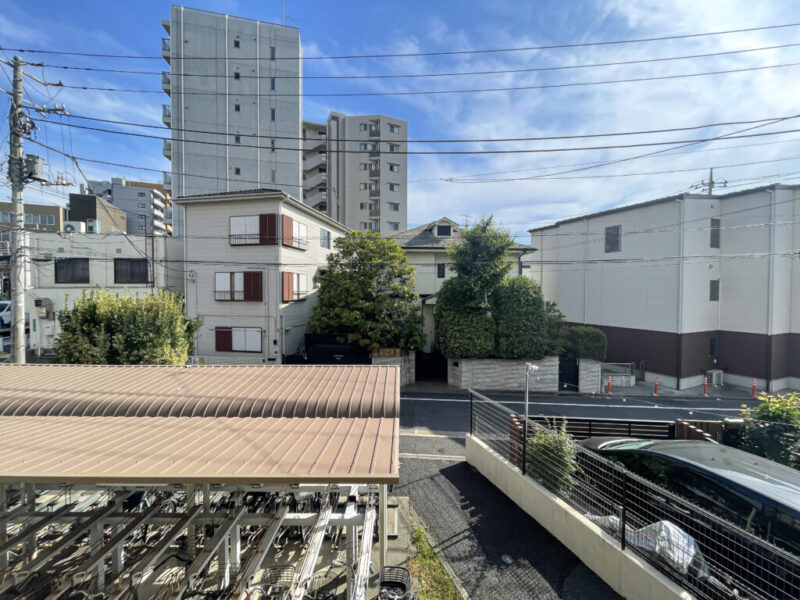 【住戸からの眺望】眼下は駐輪場で前面の建物まで距離が保たれているので陽光も注ぎ、周辺は低層の建物も多く開放感もあり、広い空も仰げる眺望です。