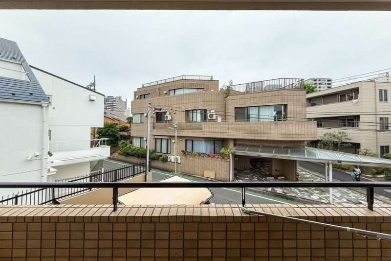 【住戸からの眺望】眼下は道路で、前面の建物まで距離が保たれているので陽光も注ぎ、周辺は低層の建物も多く開放感もあり、広い空も仰げる眺望です。