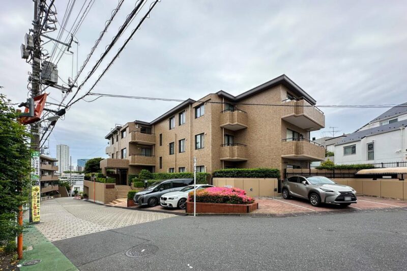 【外観】ブラウン系のタイル貼りが落ち着いた印象を与える、池田山エリアの街並みに馴染む端正な外観が魅力です。1983年8月築、大林組施工、東洋不動産旧分譲の地下1階地上2階建、総戸数17戸の低層レジデンス。「目黒」・「五反田」・「白金台」の3駅が徒歩10分前後圏にあり、目的地に応じて使い分けられる交通利便性が魅力。山手線や南北線、都営浅草線などを利用できます。「五反田」・「目黒」駅周辺にはスーパーや飲食店、商業施設が集まり、日常の買い物から外食まで便利。都心ならではの充実した生活利便性を享受できます。緑豊かな「池田山公園」に隣接し、都心でありながら緑を身近に感じられる住環境。「第三日野小学校」は至近に位置し、「日野学園」も徒歩圏にあり、教育環境にも恵まれ、落ち着いた暮らしを支える環境が整っています。