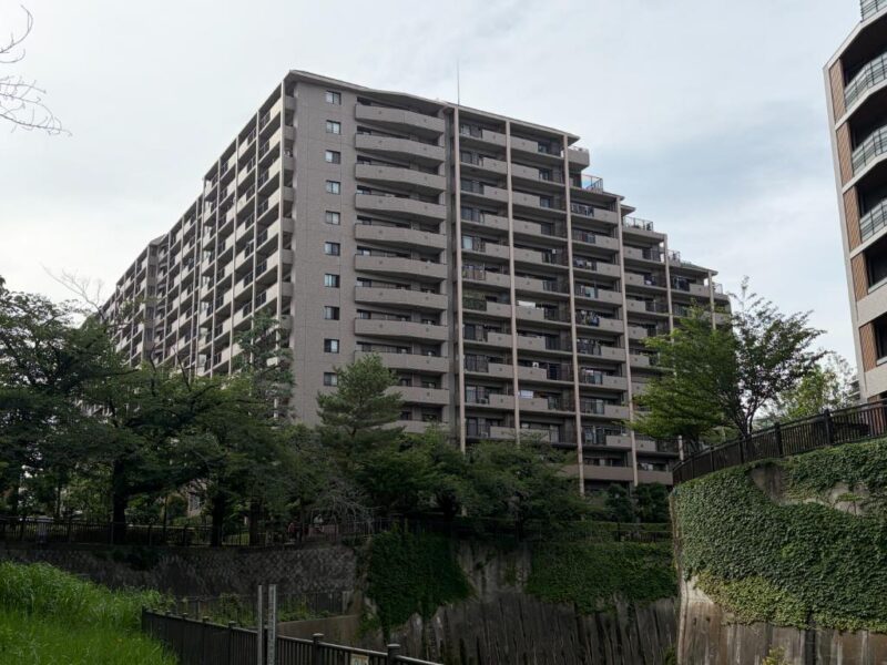 【外観】落ち着いた色調と端正なフォルムながら存在感のある外観。周辺の緑と調和し、住まう方を穏やかに迎えます。複数駅・複数路線を利用できる利便性が魅力。JR埼京線を利用すれば池袋・新宿方面へスムーズにアクセスでき、都心を身近に感じられます。商店街やスーパーなど生活に必要な施設が徒歩圏に充実。日々の買い物から外食まで便利な住環境です。春には桜の綺麗な「加賀第二公園」や「加賀二丁目公園」、小さな動物園のある「東板橋公園」、緑道なども近接した緑豊かな住環境で、落ち着いた暮らしや子育て世帯にも適しています。区立小・中学校は徒歩5分圏内、総合病院も徒歩圏に揃い、子育て世帯にも安心の住環境です。