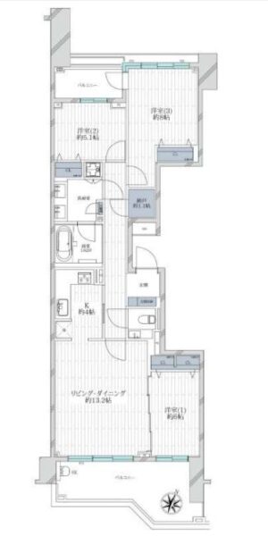 【間取り:3LDK】専有面積86.1㎡、テラス面積44.1㎡、ドライエリア8.96㎡。約13.2帖のリビングダイニングに、約4帖のキッチン。約6帖・約8帖・約5.1帖の洋室があり、それぞれにクローゼットを、洗面室にリネン庫、廊下に約1.1帖の納戸、玄関収納を備えています。1620サイズのバスルームにダブルボウルの洗面台、専用手洗いスペース付きのトイレなど、水回りにもゆとりがあります。陽当たり良好な南東向き住戸です。