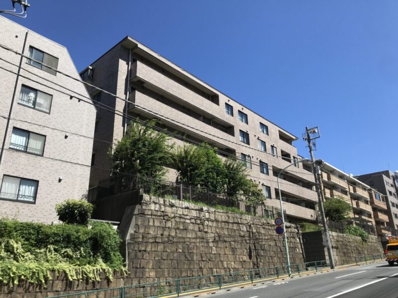 【外観】落ち着いた街並みに調和する、タイル張りの端正で重厚感のある外観。1988年7月築、熊谷組施工、三井不動産旧分譲の地下1階地上5階建、総戸数24戸のレジデンス。「千石」駅から都営三田線、「新大塚」駅から東京メトロ丸ノ内線を利用可能。三田線・丸ノ内線の2路線が利用でき、通勤・通学や都心のお出かけにも便利です。徒歩圏内にスーパーやコンビニ、ドラッグストアなど日々の暮らしを支える店舗が揃う住環境。「文京グリーンコート」や巣鴨方面の商業施設も生活圏に収まり、日常のお買い物に便利です。教育施設が身近にあり、文京区ならではの落ち着いた教育環境が魅力。「小石川植物園」や「教育の森公園」も生活圏にあり、休日の散策やリフレッシュにも適しています。